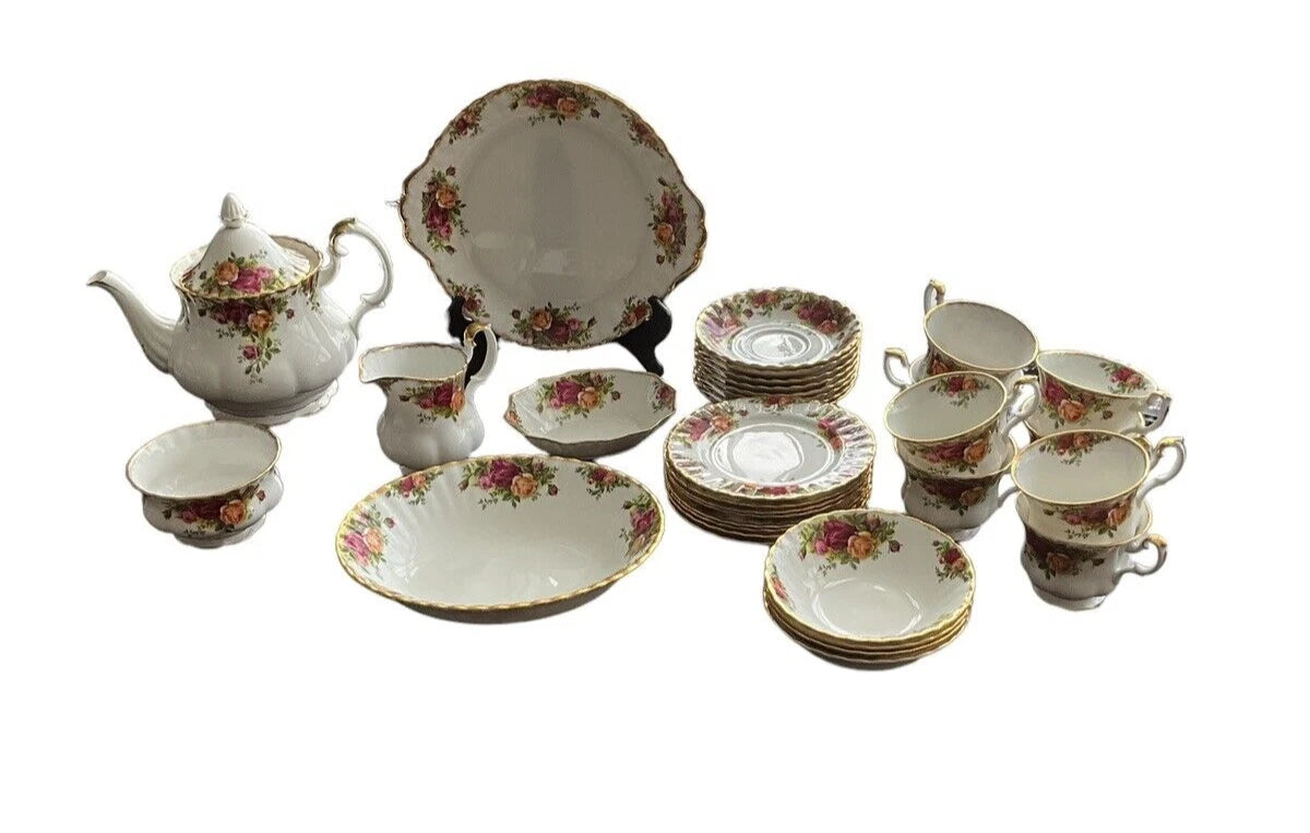 ROYAL ALBERT OLD COUNTRY ROSES 35 PIECE TEA SET OCR3
